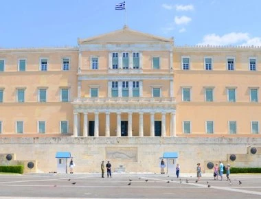 Το Γραφείο Προϋπολογισμού της Βουλής «κρούει»τον κώδωνα: Χρέη 130 δισ. ευρώ «στραγγαλίζουν» τα νοικοκυριά